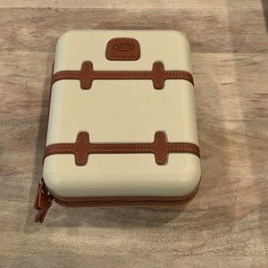 Bric’s earth tone brown amenity kit